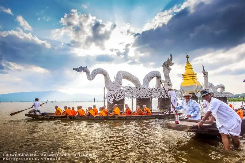 ประเพณีเวียนเทียนกลางน้ำ