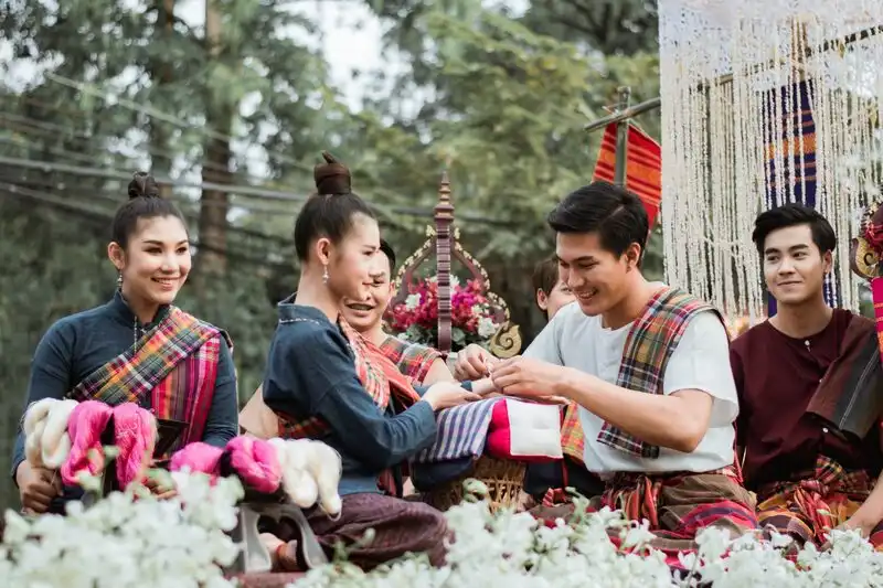 งานเทศกาลไหม และประเพณีผูกเสี่ยว
