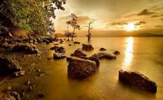 ช่องเขาขาด และหาดหินกลม