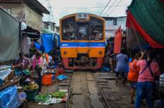ตลาดร่มหุบ (ตลาดเสี่ยงตาย)
