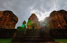 Prasat Si Khoraphum