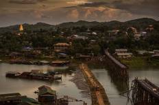 สะพานมอญ (สะพานไม้อุตตมานุสรณ์)