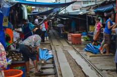 ตลาดร่มหุบ (ตลาดเสี่ยงตาย)