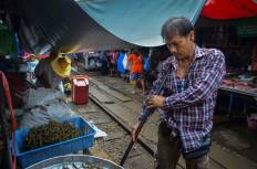 ตลาดร่มหุบ (ตลาดเสี่ยงตาย)