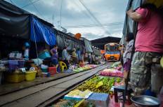 ตลาดร่มหุบ (ตลาดเสี่ยงตาย)