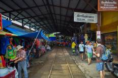 ตลาดร่มหุบ (ตลาดเสี่ยงตาย)