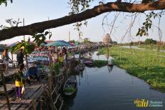 Sa Phan Khong Floating Market