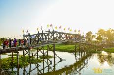 Sa Phan Khong Floating Market