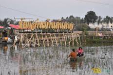 Sa Phan Khong Floating Market