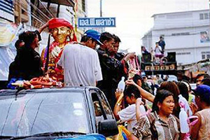 Song Nam Por Phra Prong Tradition