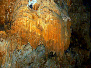 Phawuang Daeng Cave
