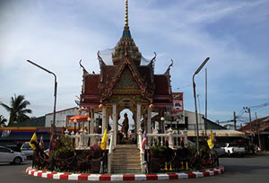 Chao Por Phraya Phichai Shrine