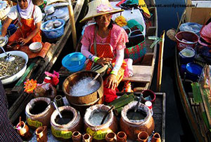 Wat Choeng Tha Floating Market