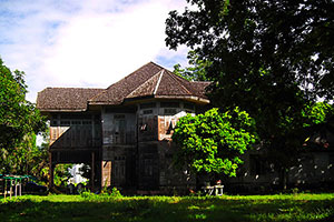 Ancient House (100 years) near Kwan Phayao