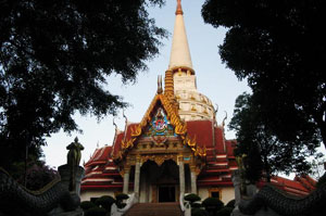 Phra Mahathat Chedi Phra Phuttha Dhamma Banlue