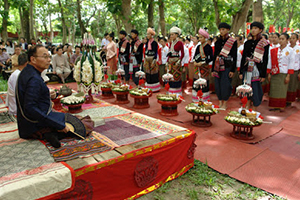Tod Pha Bai Si Tradition