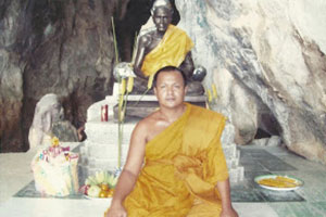 Wat Tham Ang Hin