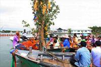 Tod Phapa Klang Nam Tradition