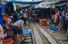 Mae Klong Railway Market (Rom Hoop Market)