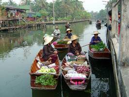 Sai Noi Floating Market