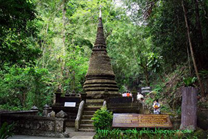 Pagoda Alongkon Phranang Ruea Lom