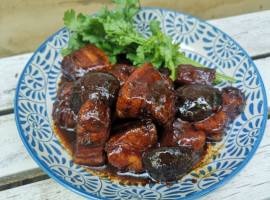 Mhoo-hong (Red Braised Pork Belly)