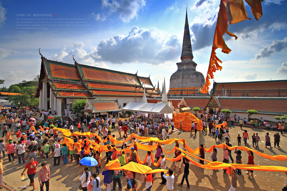 Phra Pathom Chedi Blanket Procession Tradition