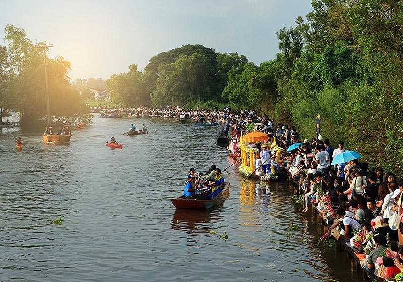 ประเพณีตักบาตรพระร้อย